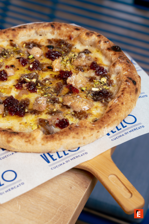 pizza artesanal vezzo: pistachos, confitura y carne