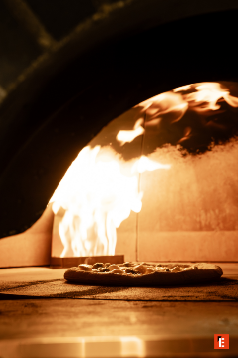 pizza artesanal en horno de leña