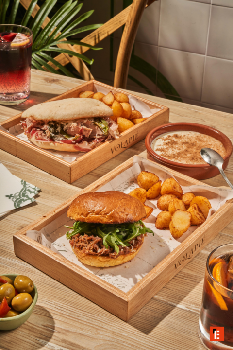brioche con carne desmenuzada y patatas crujientes
