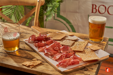 tabla de jamón, galletas y cerveza