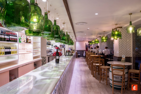 bar de mármol con lámparas verdes