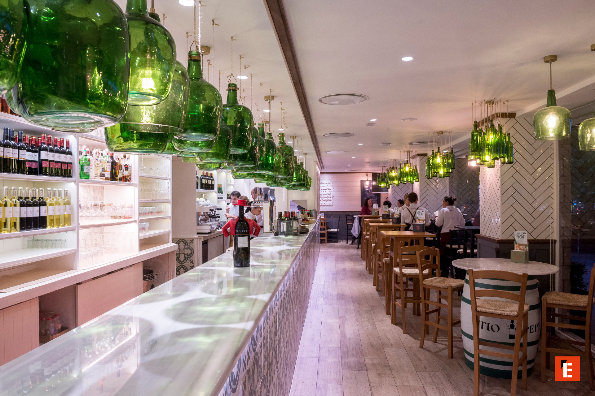 bar de mármol con lámparas verdes