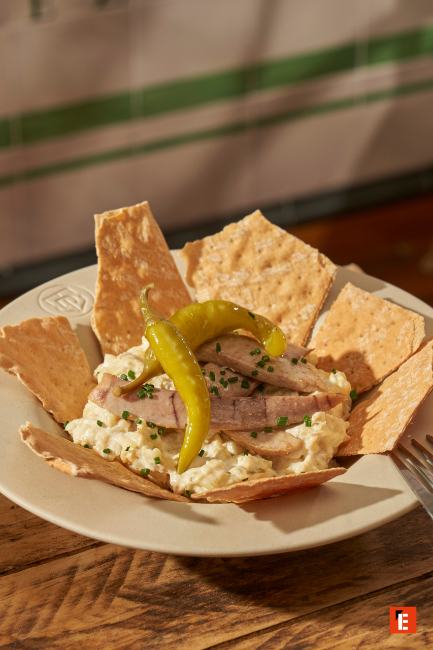 aperitivo cremoso con crackers y pimientos