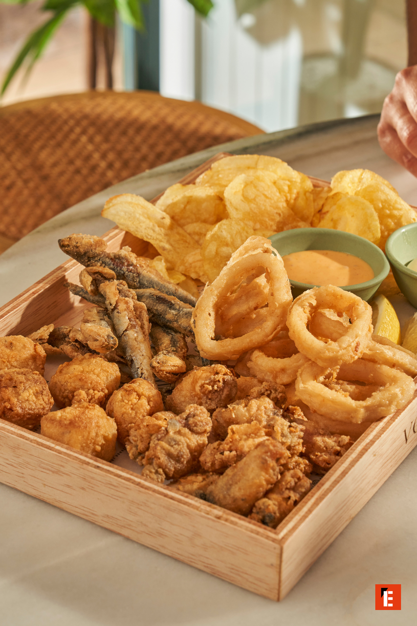 bandeja de fritos y aperitivos para compartir