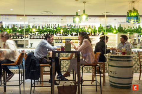 interior de gastrotaberna andaluza con luces verdes