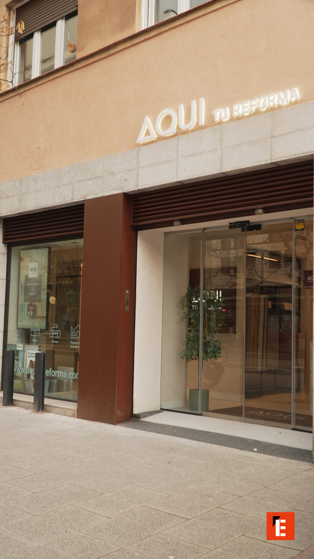 Padre e hijo cocinando juntos en la cocina.