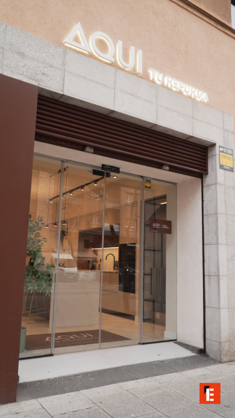 Mesa de trabajo con sillas y estanterías decorativas.