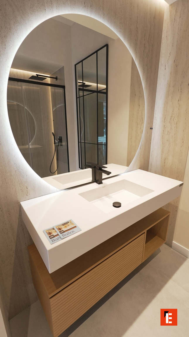 Cocina moderna con mesa y sillas elegantes.