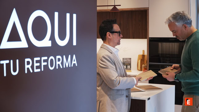 Sala de estar luminosa con decoración moderna.