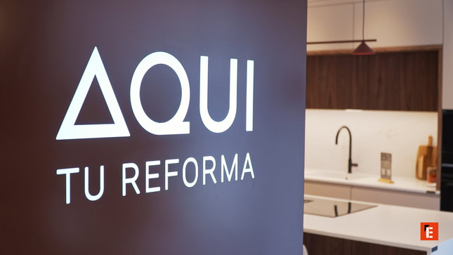 Cocina moderna con isla y barra de desayuno.