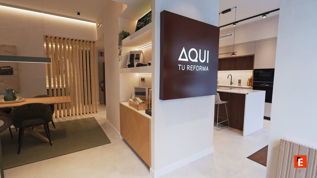 Cocina moderna con muebles blancos y utensilios.