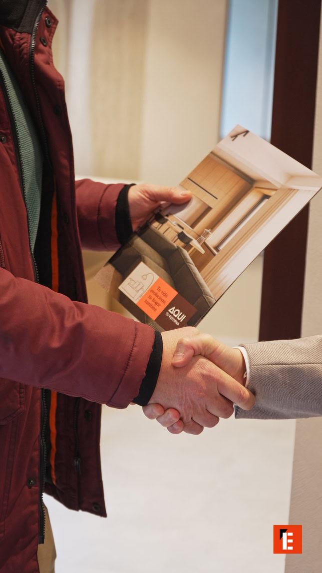 Cocina moderna con isla y decoración elegante.