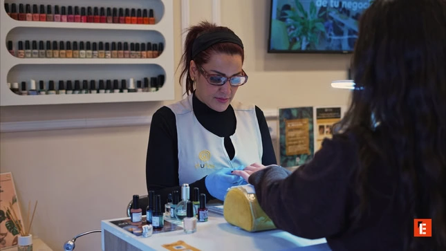 Interior de un salón de belleza moderno y acogedor.