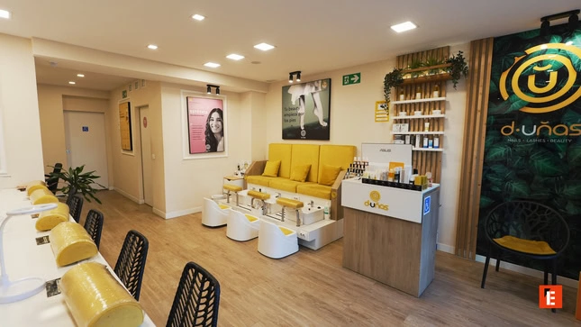 Manos elegantes con esmalte de uñas oscuro.