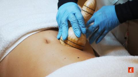 Salón moderno con mesas y sillas elegantes.