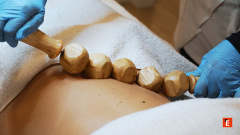 Sala de belleza con productos y decoración moderna.