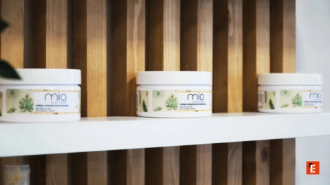 Tratamiento facial en un salón de belleza.