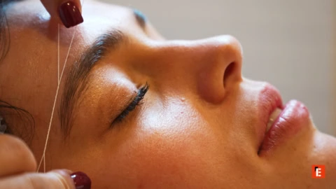 Un salón de uñas con profesionales atendiendo a clientes.