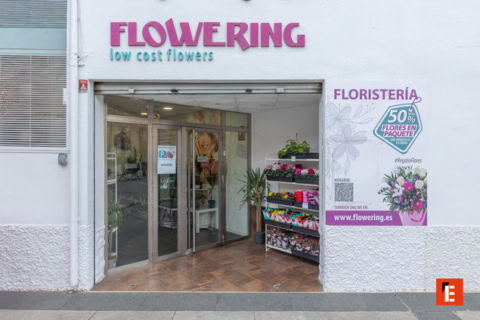 Carrito de flores frente a la tienda Flowering.