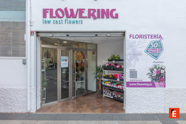 Carrito de flores frente a la tienda Flowering.