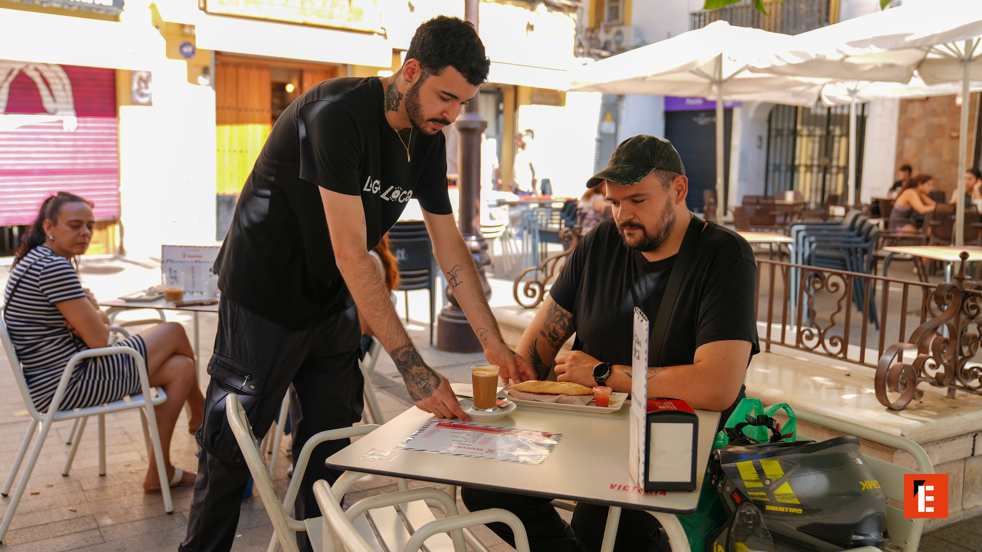 barra de tapas rústica con mostrador de ladrillo