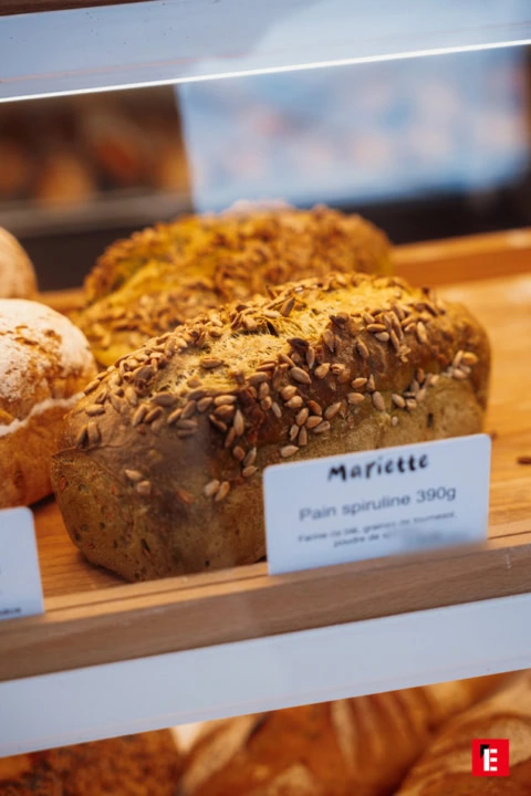 Étagère de pains artisanaux frais et dorés