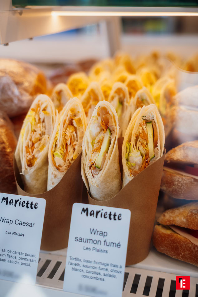 femme riante avec baguettes fraîches en boulangerie