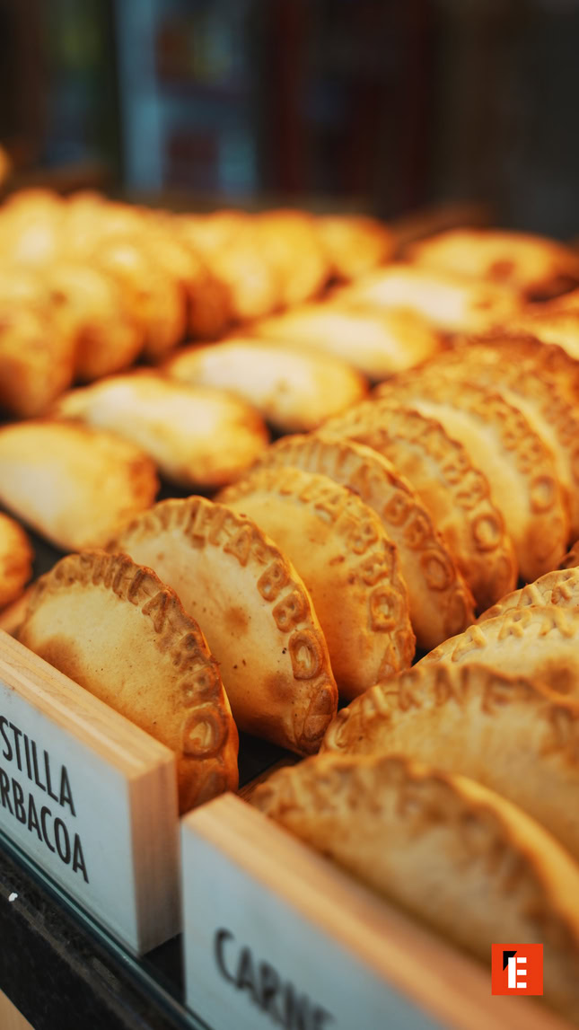 medialunas dulces y croissants artesanales en vitrina