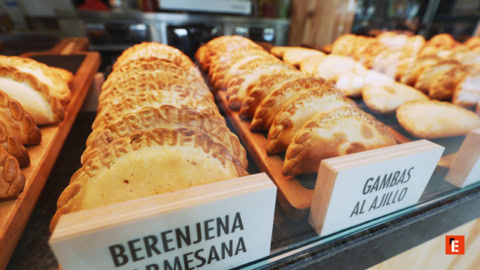 mostrador de comida para llevar: pizzas y croquetas
