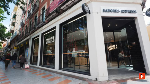 cafetería moderna con vitrina de pasteles y pizzas