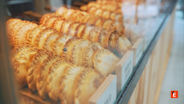 vitrina de panadería con chipas, croissants y empanadas