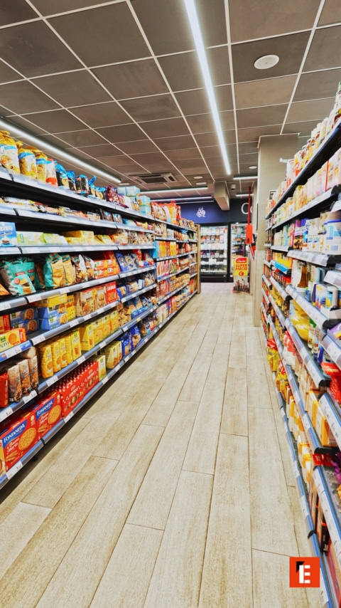 Equipo sonriente frente a la tienda Unide.