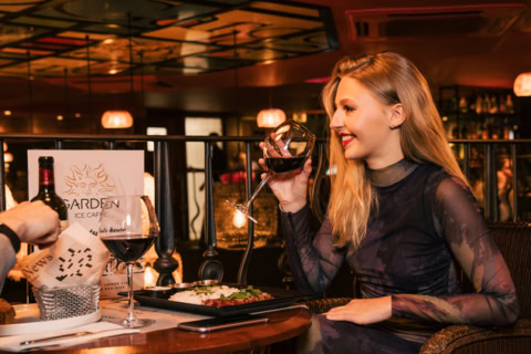 trinquer au vin rouge dans un lounge Élégant