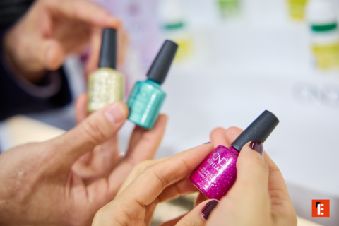 botes de esmalte cnd shellac en fondo blanco