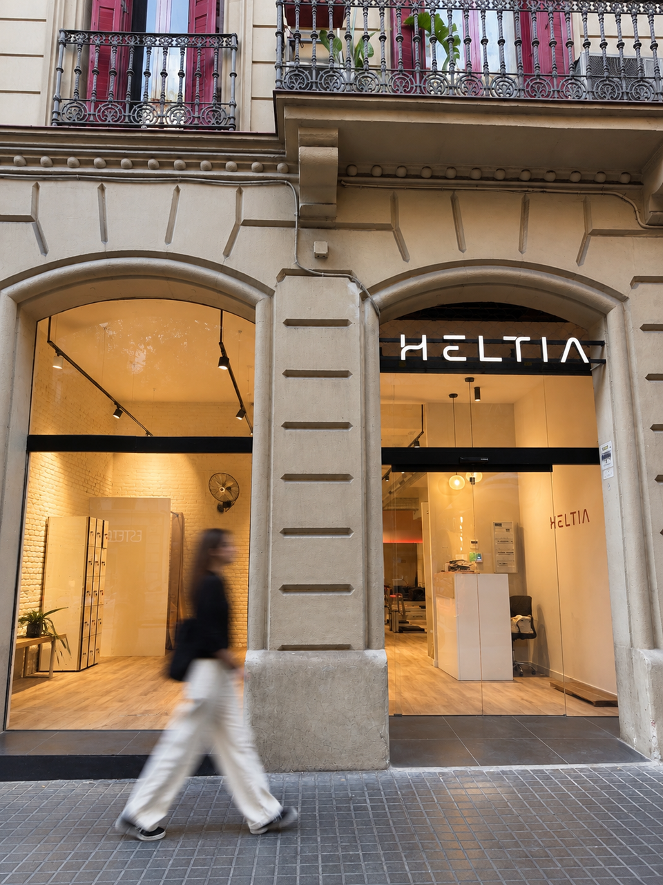 fachada histórica de heltia con escaparate moderno