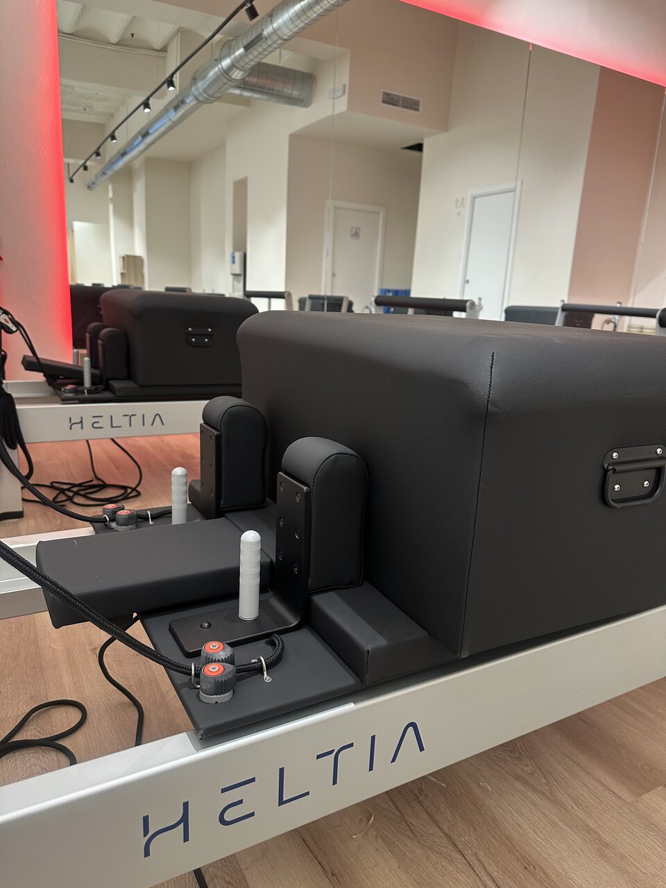 sala de pilates moderna con máquinas heltia