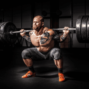 hombre haciendo pesas