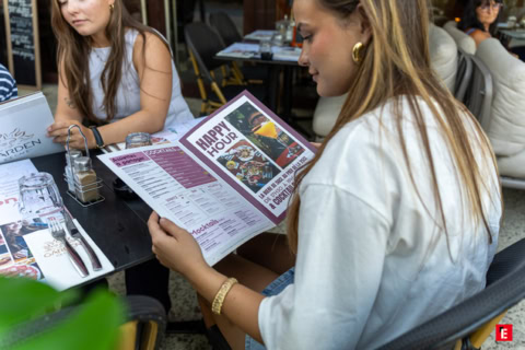 serveuse prend commande dans restaurant chaleureux