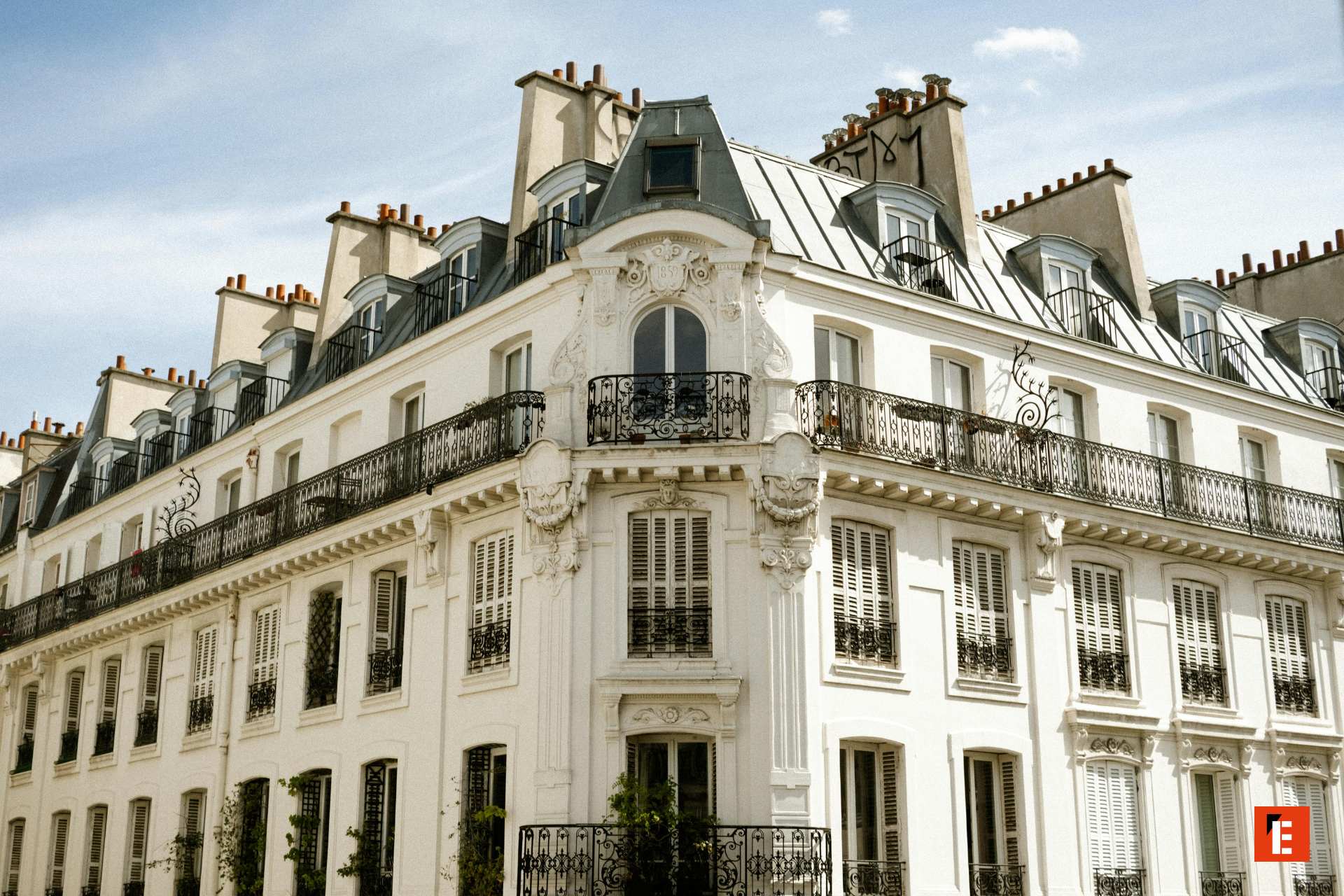angle haussmannien: toit mansardé et balcons