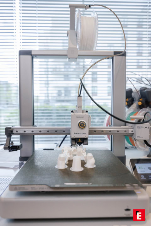 imprimante 3d bambu lab — extrudeuse et pièces blanches