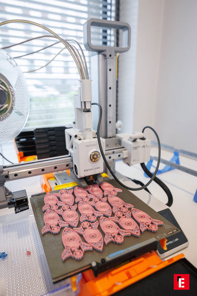 imprimante 3d bambu lab : mini fusées roses en série