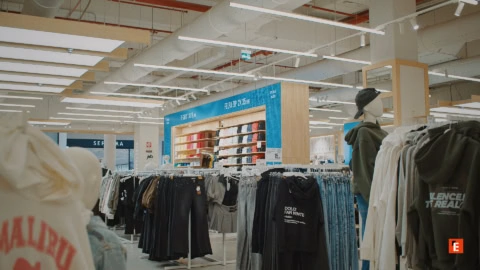 negozio abbigliamento moderno: felpe, jeans e manichini