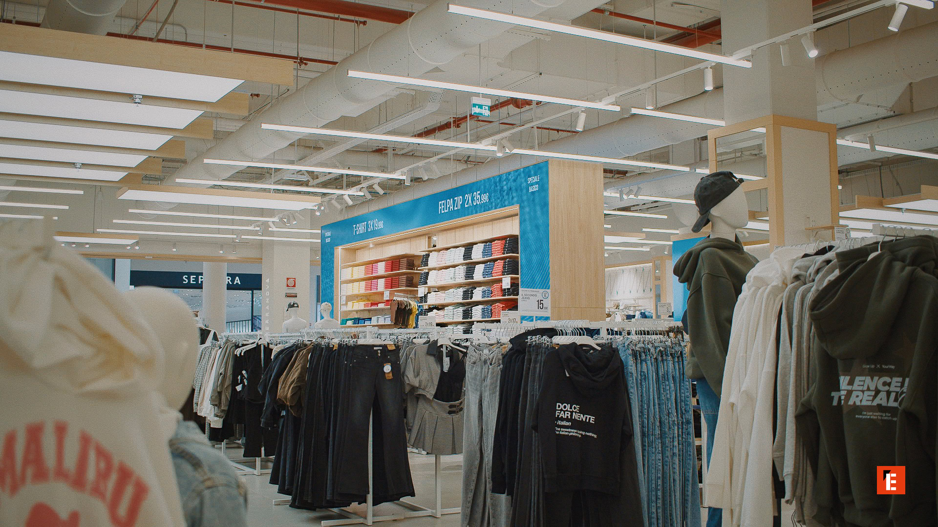 negozio abbigliamento moderno: felpe, jeans e manichini