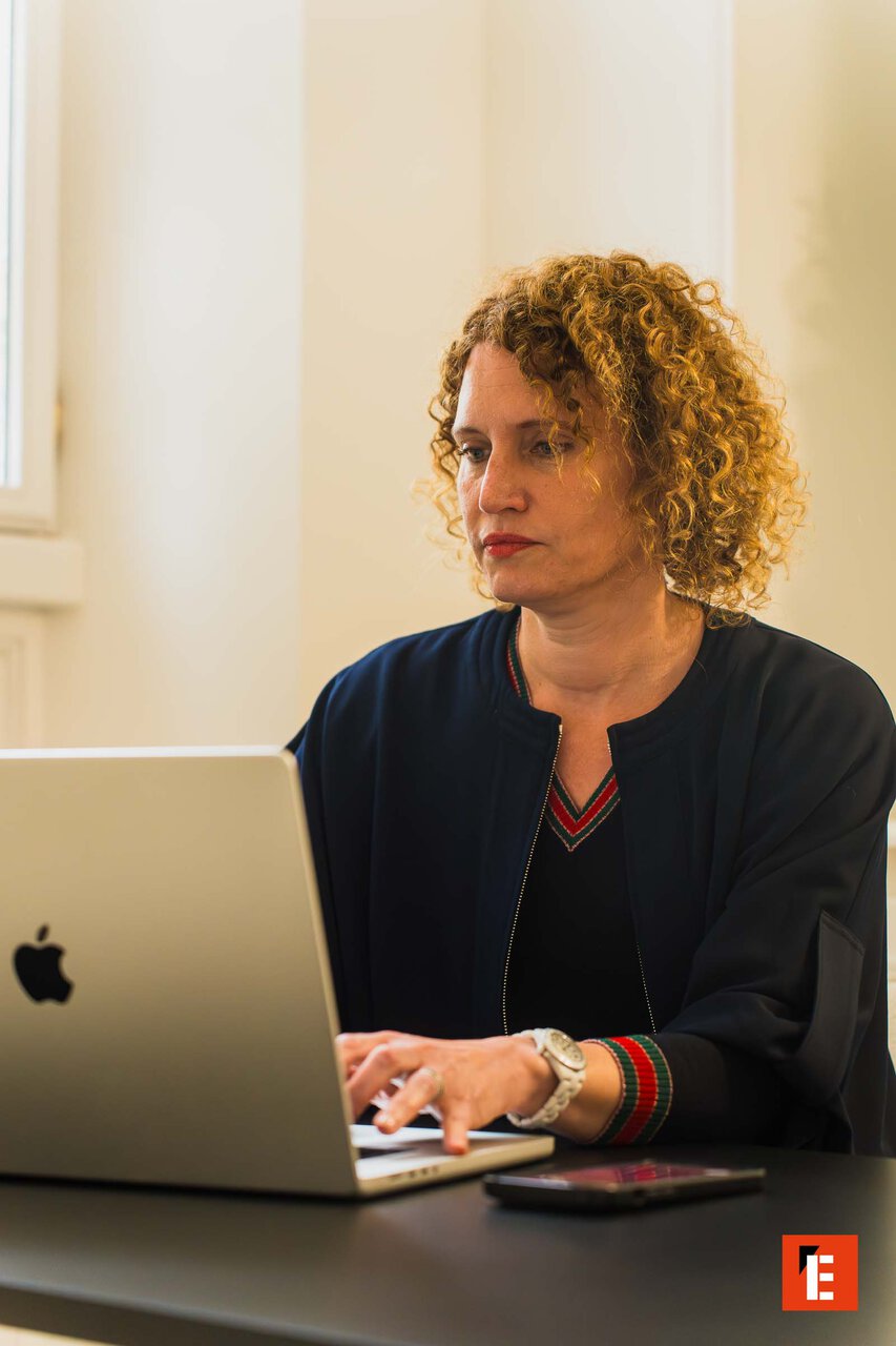 conversation professionnelle au bureau entre collègues