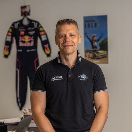 portrait dun expert motorsport en polo noir
