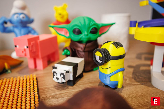 minion, panda voxel et grogu sur table en bois