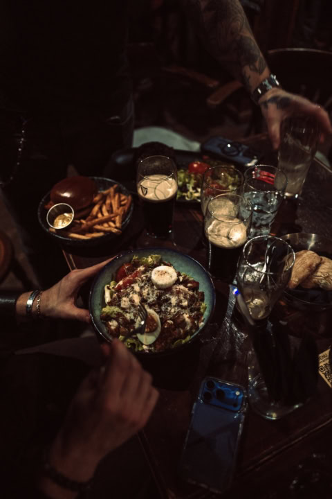 fromage fondu filant avec pommes de terre rôties