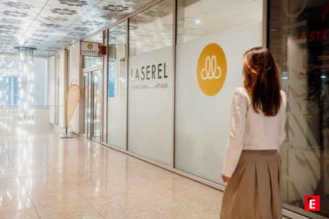soin visage esthétique en clinique avec appareil