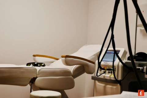 cabinet de laser médical avec chaise d’examen