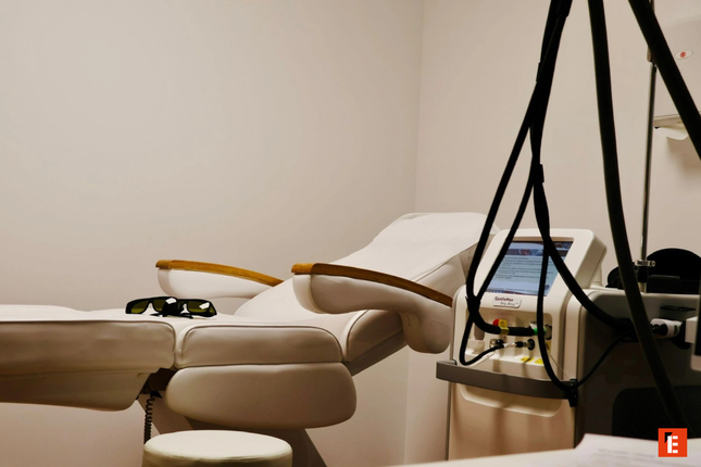 cabinet de laser médical avec chaise d’examen